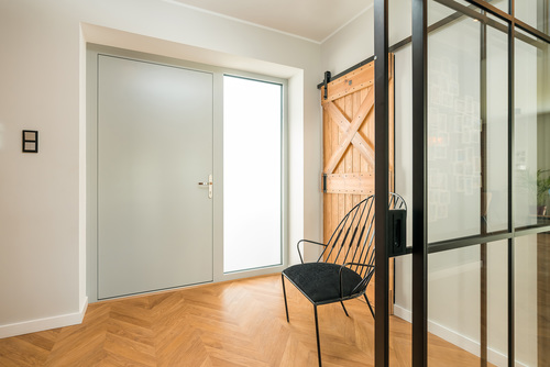 Aluminiowe drzwi zewnętrzne z czytnikiem – nowoczesna wizytówka pasywnego domu